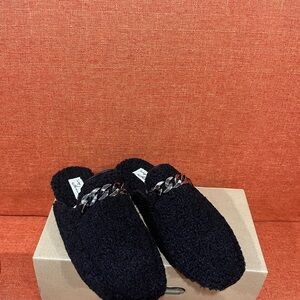 Vintage Havana Black Slippers with Chain Accent